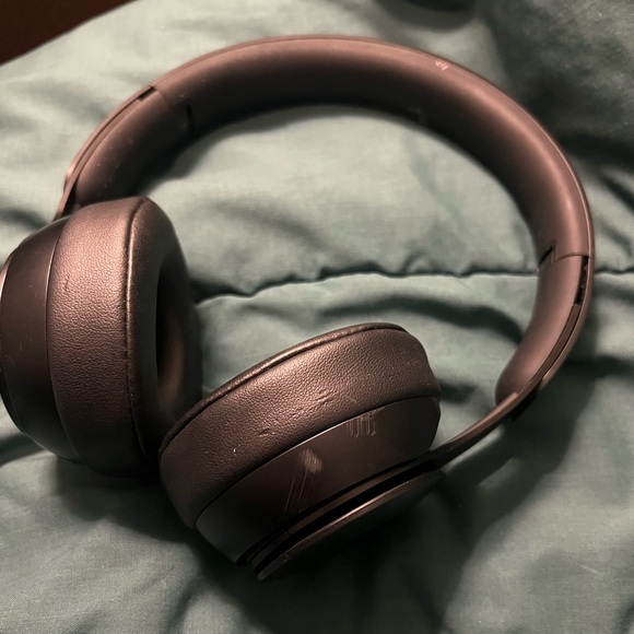 beats solo pro on-ear headphones - Picture 2 of 5